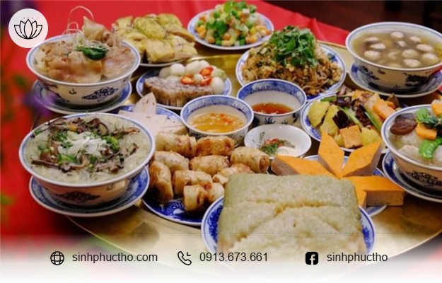Gia đình đọc văn khấn trang nghiêm bên mâm cúng