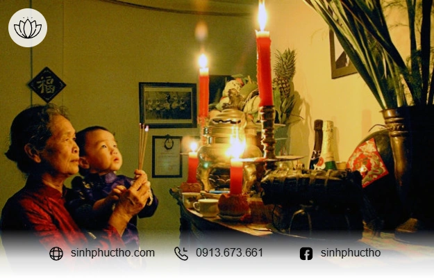 Mâm cúng được bày biện gọn gàng, trang nghiêm