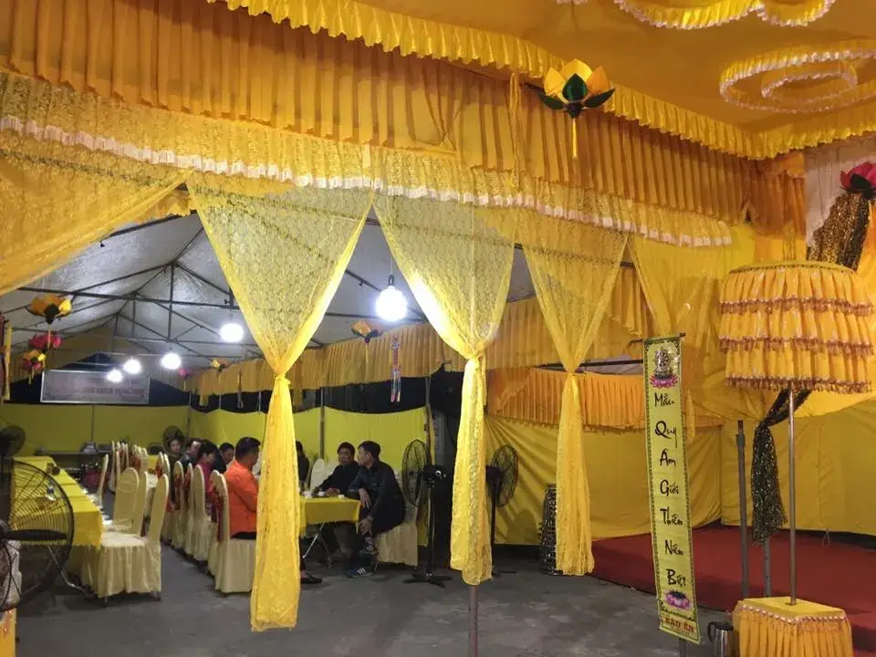 Bàn ghế rạp che tang lễ