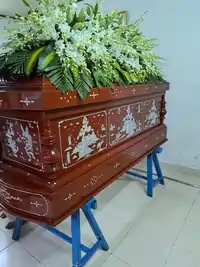 Bó hoa tang lễ trang nghiêm với cúc và hồng trắng