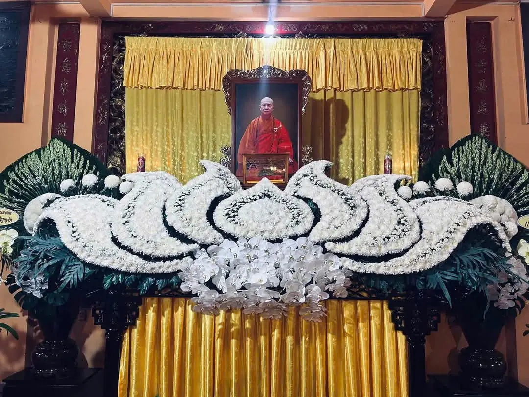 Mẫu khung ảnh và mâm hoa trang nghiêm