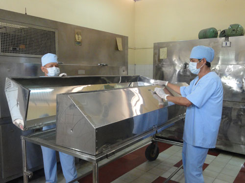 Hoa trang trí bàn thờ tang lễ